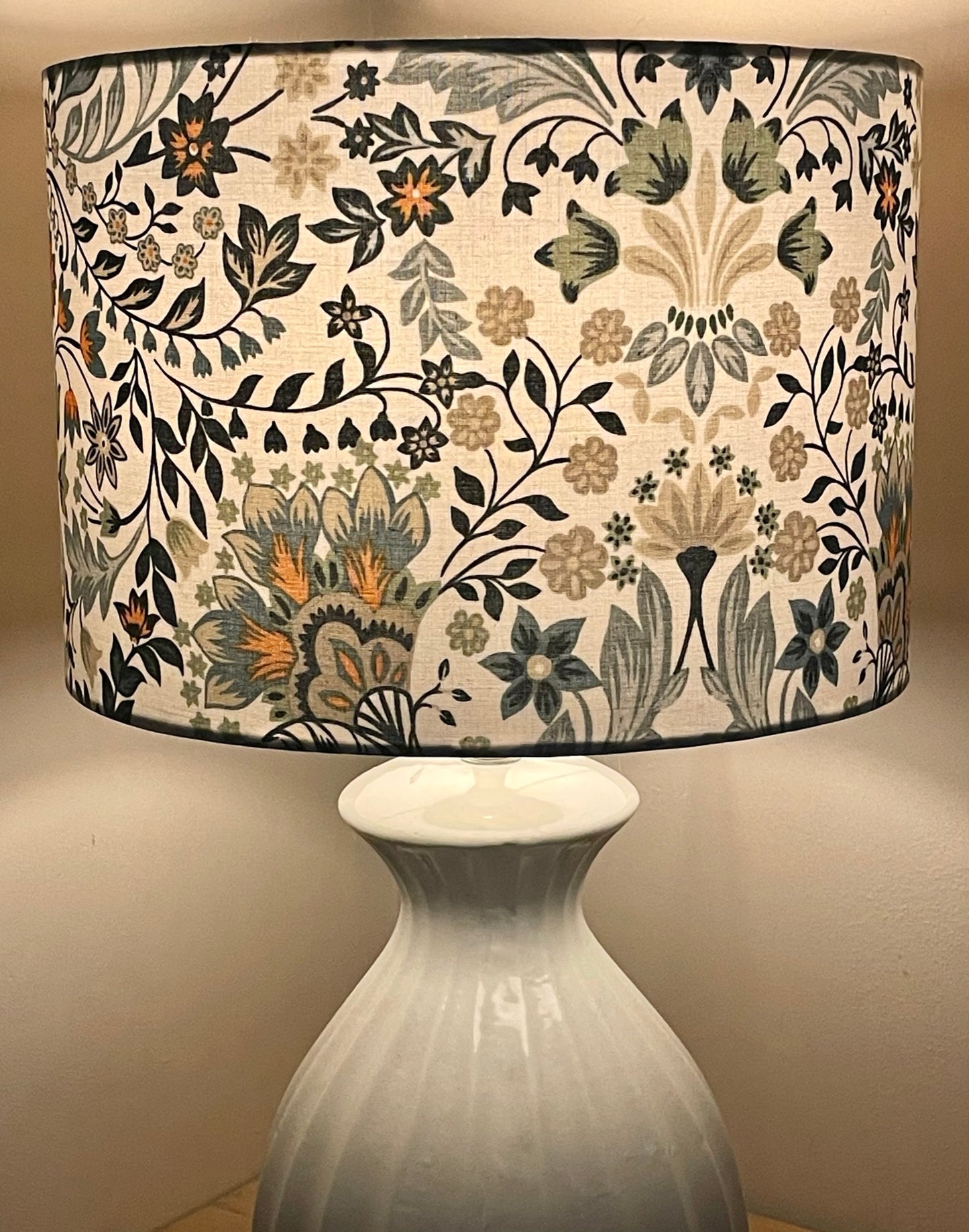 blue-white-floral-lamp-table